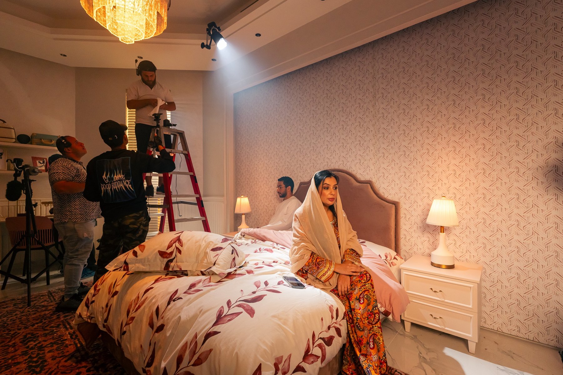 Ba'adni Akawwin Nafsi, On set 1